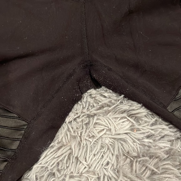 Alo Moto Leggings - Picture 3 of 7